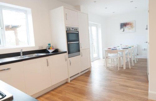 Ashbourne House | Lysander House - Modern, 4-Bed House, near Alton Towers