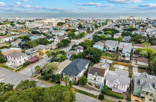 San Jacinto House | M Avenue Trio | Whole Historic Triplex Sleeps 19 Walk to Galveston Beach