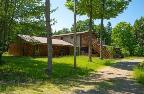 Madawaska Ski Chalet | M1 Spacious Lodge Madawaska Ideal for GroupsTrails