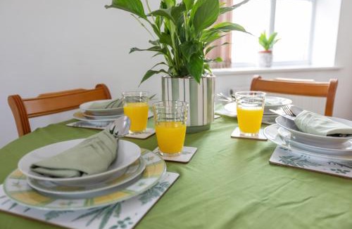 Rusholme Apartment | M14 Platt View, Sleeps 9, Parking