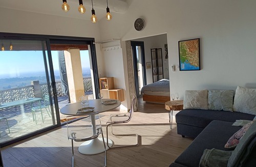 Saint-Hippolyte-le-Graveyron Bed & Breakfast | Maison Ensoleillée, Grande Terrasse Avec vue Panoramique et Accès Piscine