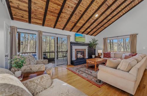 Berkeley Springs House | Ma-ple Haven -Wifi, Fireplace, Deck, Fire Pit, Family Friendly, Game Room, Pool Access