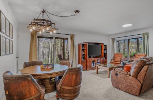 Berkeley Springs House | Ma-ple Haven -Wifi, Fireplace, Deck, Fire Pit, Family Friendly, Game Room, Pool Access