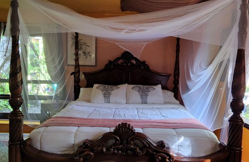 Kalapana Bed & Breakfast | Ma'ukele Lodge