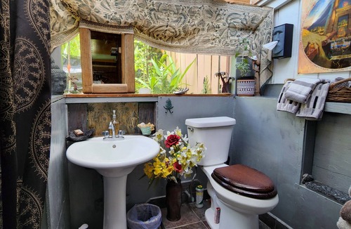 Kalapana Bed & Breakfast | Ma'ukele Lodge