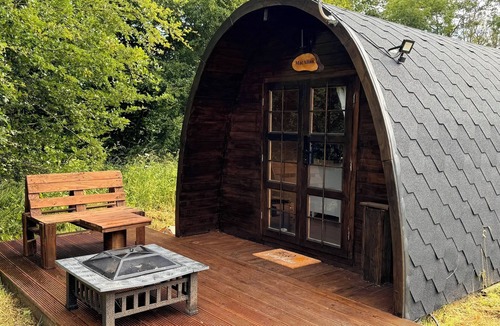 Dunfermline Cabin | Macallan, Off-Grid Cabin in Woods: Macallan. Pet Friendly!