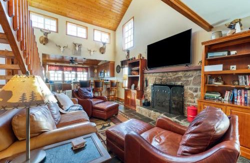Monroe House | Mack's Retreat - Monroe Retreat with Mountain Views and Fire Pit!
