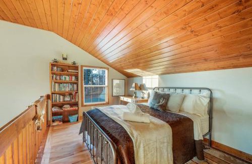 Monroe House | Mack's Retreat - Monroe Retreat with Mountain Views and Fire Pit!