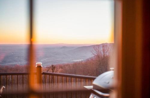 Monroe House | Mack's Retreat - Monroe Retreat with Mountain Views and Fire Pit!