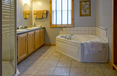 Shelburne Hotel | MacKenzie's Motel & Cottages