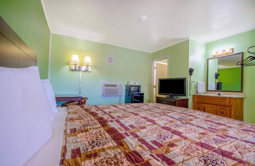 Macon Hotel | Macon Cozy Deluxe w/Free Parking & Wi-Fi | Breakfast & Smooth Access to Dining