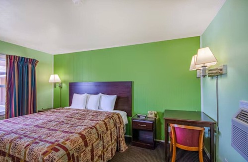 Macon Hotel | Macon Cozy Deluxe w/Free Parking & Wi-Fi | Breakfast & Smooth Access to Dining