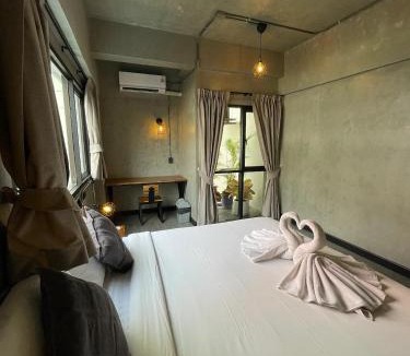 Chana Songkhram Hostel | Mad Monkey Bangkok