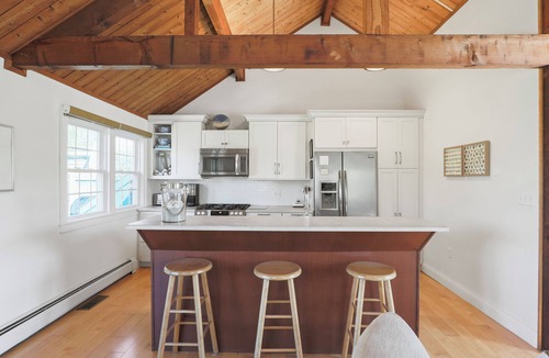 Madaket Cottage | Madaket 3B/2BA, Steps to WAVE, Millie's, Beach