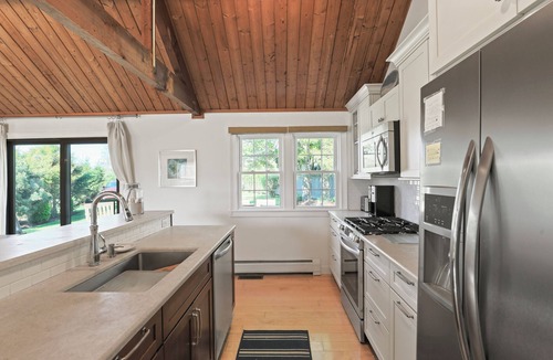Madaket Cottage | Madaket 3B/2BA, Steps to WAVE, Millie's, Beach