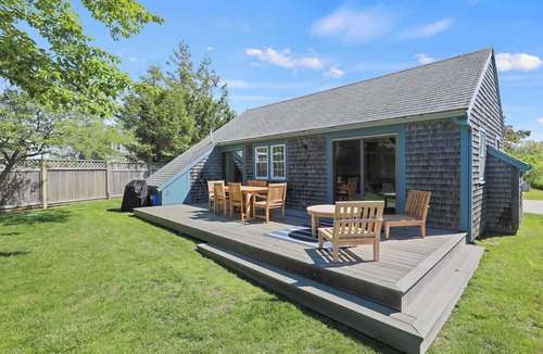 Madaket Cottage | Madaket 3B/2BA, Steps to WAVE, Millie's, Beach