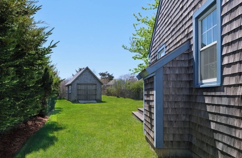 Madaket Cottage | Madaket 3B/2BA, Steps to WAVE, Millie's, Beach