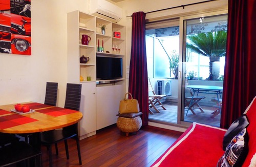 Cannes City Centre Apartment | "MADAME CHIC" . Distinguished and warm, the apartment is in its image .