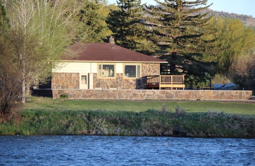 Ennis House | Madison River Front Home, Fishing Retreat, Walk to Ennis
