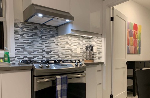 Kensington Market Apartment | Madison Room (Shared Kitchen/Bathroom)