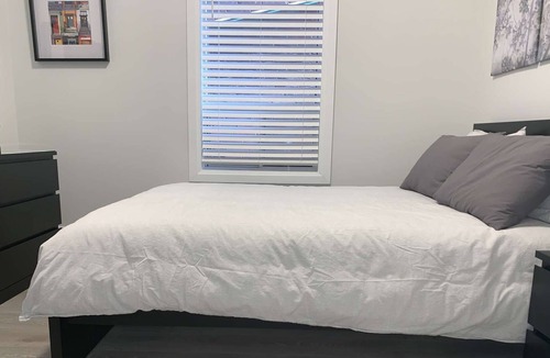 Kensington Market Apartment | Madison Room (Shared Kitchen/Bathroom)
