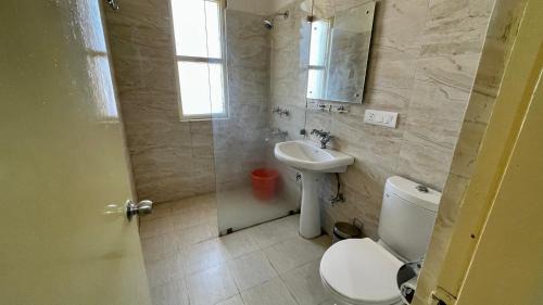 Gunehr Hostel | Madpackers Bir