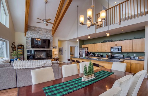 Rangeley House | Magalloway 57 is the largest rental home on Saddleback Mountain - 6 bedrooms, 5.5 bathrooms!