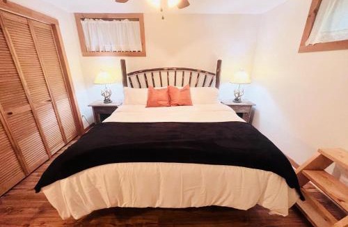 Maggie Valley Ski Chalet | Maggie Valley 4BR Cabin with Hot Tub in Serene Forest