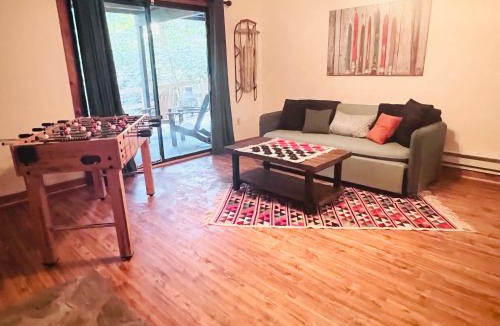 Maggie Valley Ski Chalet | Maggie Valley 4BR Cabin with Hot Tub in Serene Forest