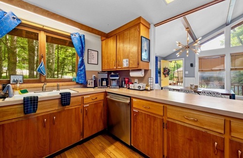 Londonderry Ski Chalet | Magic Mt Getaway - Close to Bromley Stratton Okemo Ski Resorts!