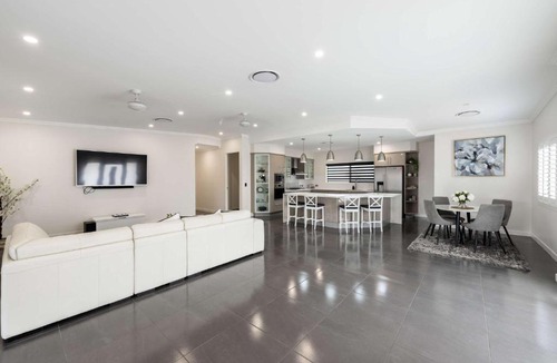 Annandale House | Magic on MacArthur - Modern 4BR Home in Annandale