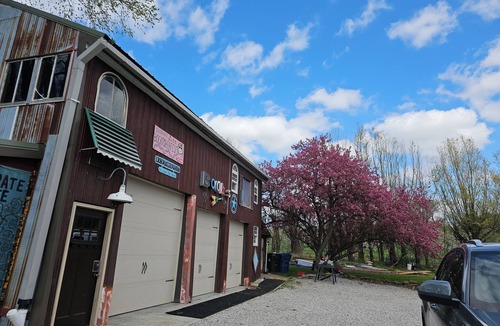 Amherst House | MAGICAL barn with outdoor shower/tubnBock's Jukejoint barn