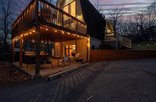 Massanutten Cabin | Magical Harry Potter Cupboard ~ Hot Tub ~ Game Room ~ Sleeps 12