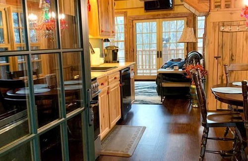 Shenandoah House | Magical Tree House Experience with a Private Hot Tub in Shenandoah Valley, Virginia