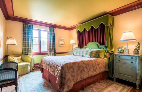 St-Adolphe-d'Howard Villa | Magnificent Italian inspired Ste-Marie lake villa