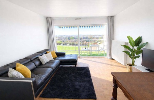 Bron Apartment | Magnificent apartment in a private residence for 8 people, 5 minutes from Lyon, view of Part Dieu