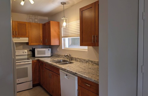Century Village Condo | Magnificent Condo 5 minutes to the golf course and only 20 minutes to the Beach!