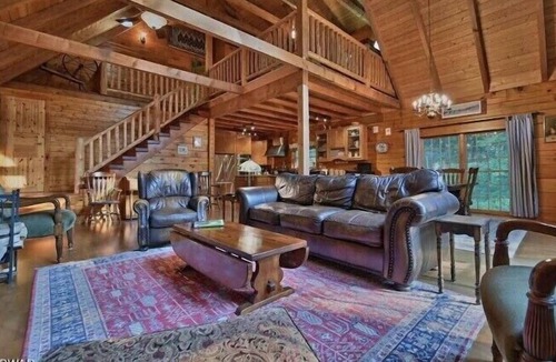 Hamlin Cabin | Magnificent Log Home Retreat in The Hideout!