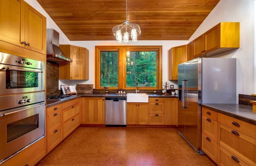 Rhododendron House | Magnificent Mountain Cabin on 5 Acres Next to Creek, Picturesque Outdoor Space, Hot Tub, Ping Pong