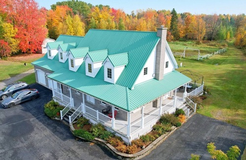 Trois-Rivieres House | Magnificent Ranch-style estate with Spa, game room. 10min from Trois-Rivieres
