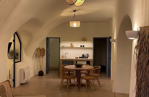 Vothon Apartment | Magnificent Santorini Suite | Hemera Suite | Private Hot Tub | Spacious.