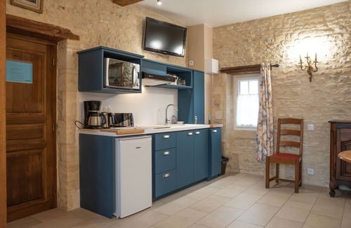 Meuvaines Apartment | Magnificent studio with garden views