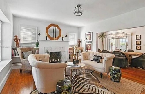 Parrot Cove Bed & Breakfast | Magnificent 'Windsor House!' 1934 Tudor style historic cottage