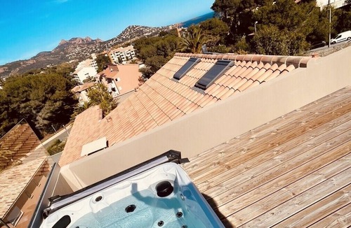 Le Dramont Condo | Magnifique Duplex Contemporain Climatisé Jacuzzi Ref : Duplex Vill'Attilio