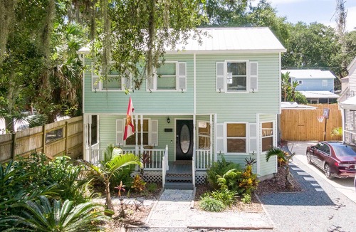 St. Augustine House | Magnolia House- Walkable Uptown, Kids Playhouse, Peaceful Peacocks, Near Beach!