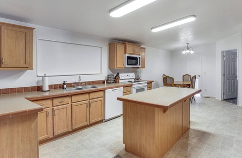 Dolan Springs Cottage | Magnolia Manor House: Desert Escape, Mtn Views