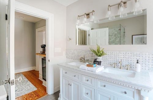 Staunton Apartment | Magnolia Suite