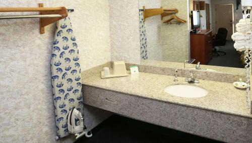 Howell Hotel | Magnuson Hotel Howell/Brighton