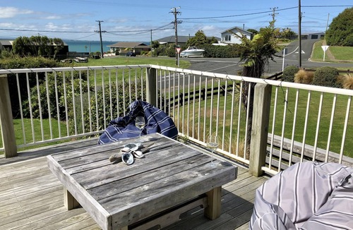 Riverton House | Magooza's Beach House - A kiwi family bach 3 minute walk to the BEACH!