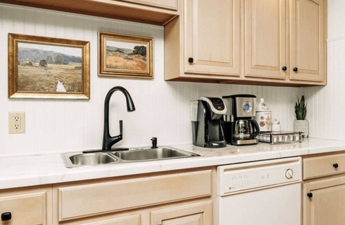 Great Falls House | Magpie - Charming Main Level Duplex Near Downtown